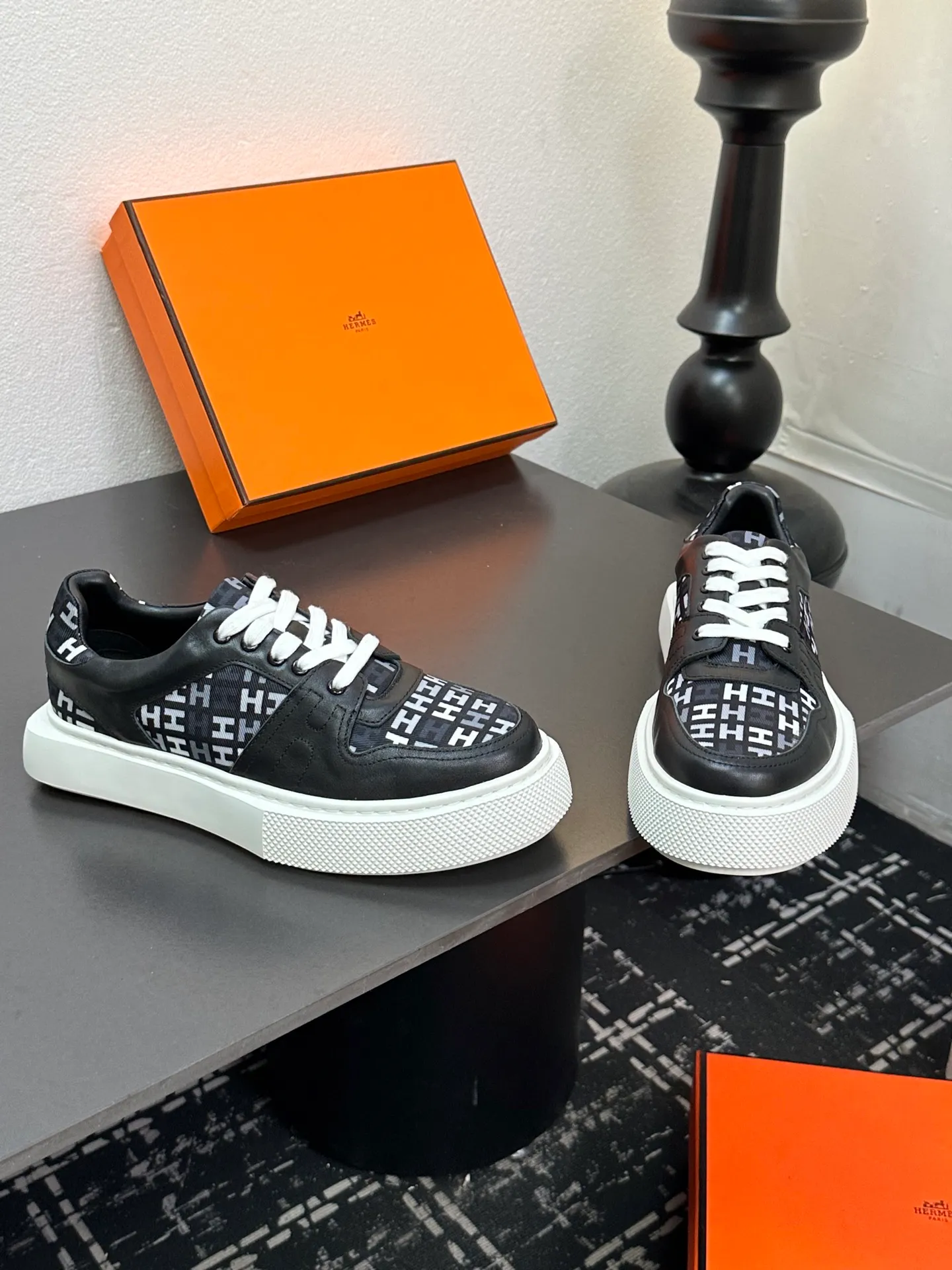 p700💰Men's shoes ❤️❤️Hermes top version# Hermès deep series couple's small white shoes casual skateboard shoes Stylish graphic design to create retro style Upper: cowhide material Lining: sheepskin lining Outsole: TPU outsole Size: 38-45